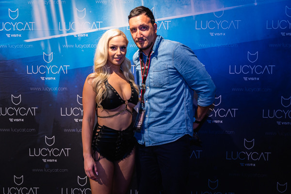 Ich mit weichen Knien neben Lucy Cat, dem aktuell erfolgreichsten deutschen Pornostar.