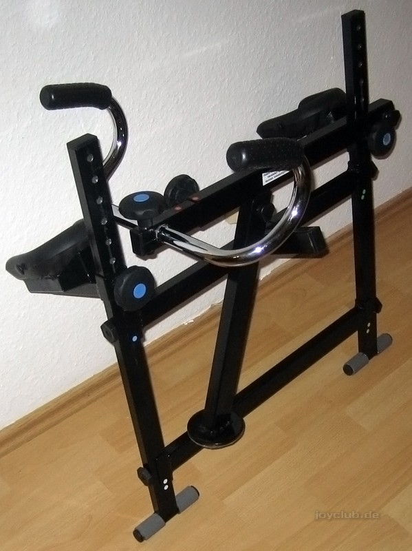 Der Stuhl zusammengeklappt.