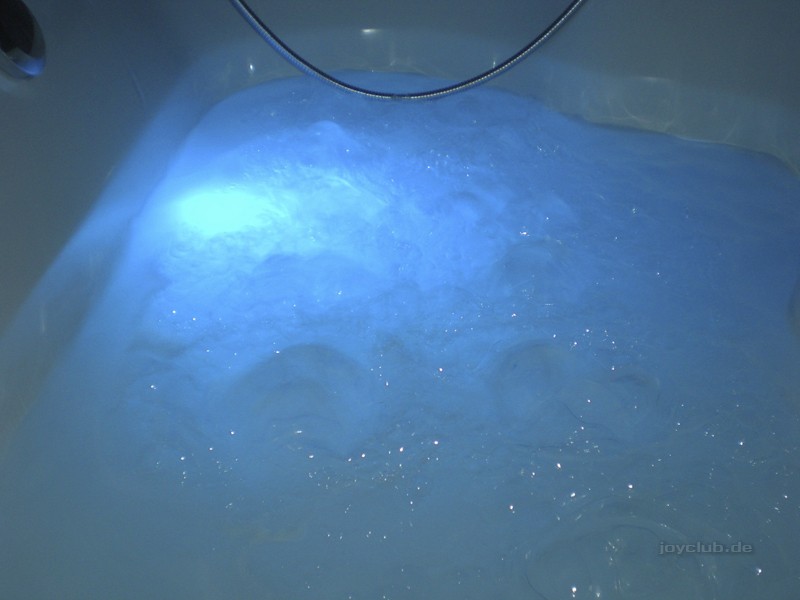 Die Lichtfunktion der Badewanne unserer Tester taucht den Schleim in interessante Farben.