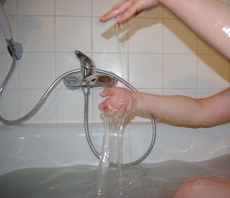 Seine Konsistenz lässt es erahnen: der Badeschleim ist auch als Gleitmittel einsetzbar.