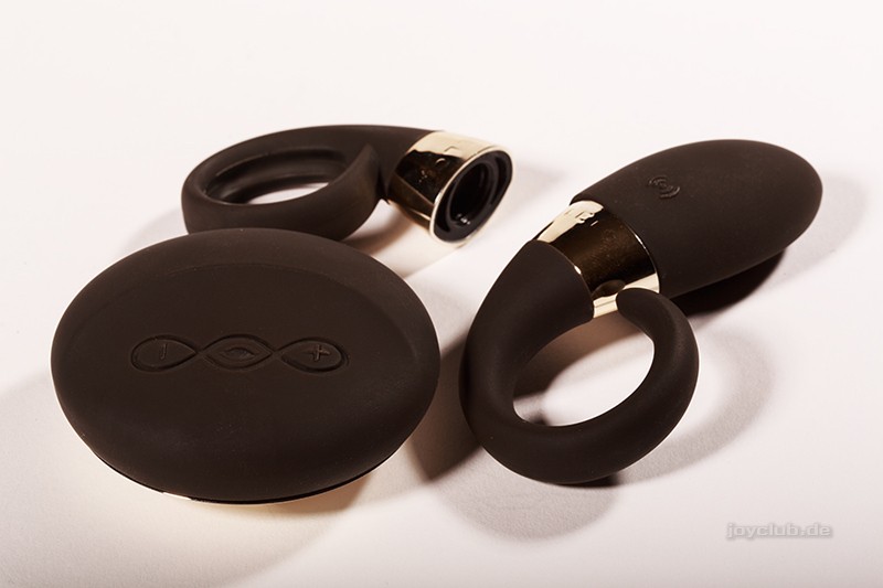 Die beiden Aufsätze und die Fernbedienung des vibrierenden Penisringes