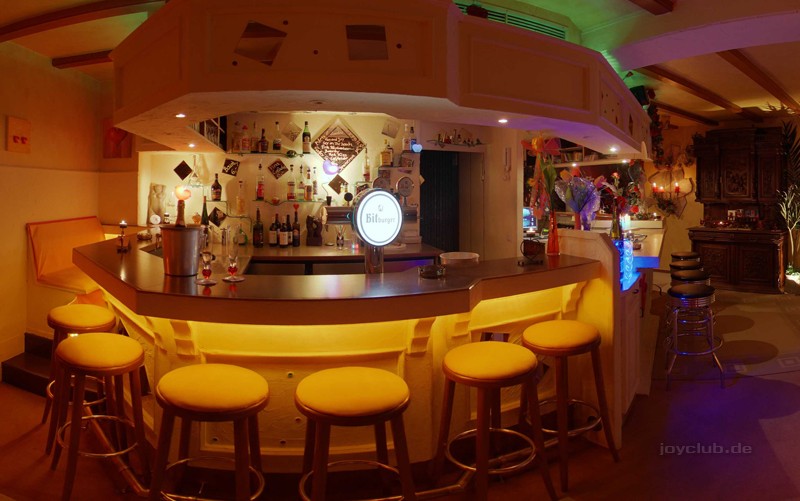 Doch der Einsatz hat sich gelohnt! Hier die Bar des Swingerclubs.
