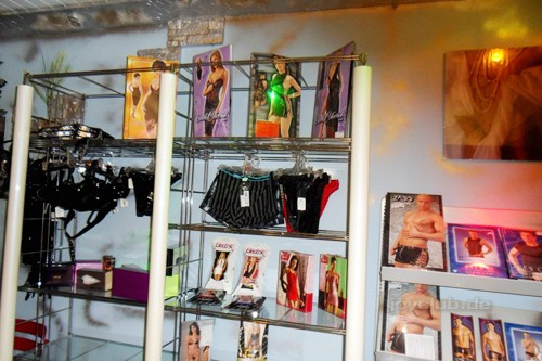 Direkt im Club werden in einem kleinen Shop Club Wear und interessante Accessoires verkauft!