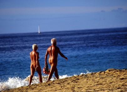 Gemeinsam Nacktwandern bringt mehr Freude, deshalb organisiert ein Naturisten-Portal Gruppenwanderungen.