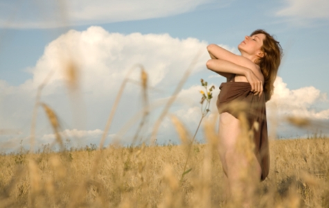Nudisten nehmen beim Nacktwandern die Natur intensiver wahr.