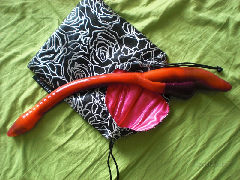 Der Dildo mit seiner Aufbewahrungstasche.