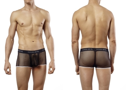 Nicht viel dran und dennoch ein Hingucker: Ein Club Wear Outfit in Netz-Optik.