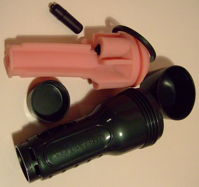 Der "Fleshlight"-Masturbator en detail. Oben liegt eine der Bullets.