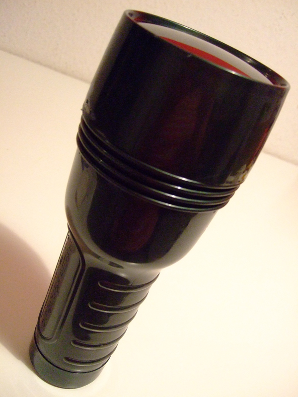 Der "Fleshlight"-Masturbator geschlossen. Eine mächtige Taschenlampe!
