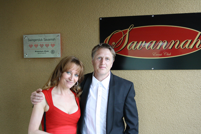 und Steffen und Ramona posieren sichtlich stolz davor.