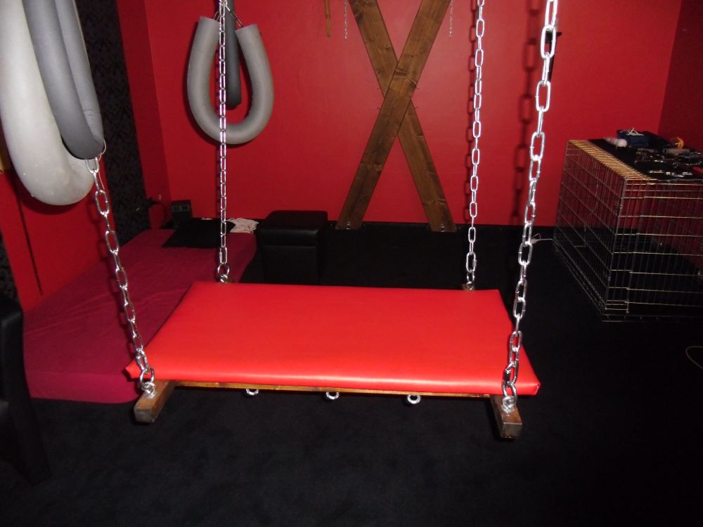 Im eigenen BDSM-Spielzimmer heirateten Demian und Luna nach 27 Ehejahren noch einmal.