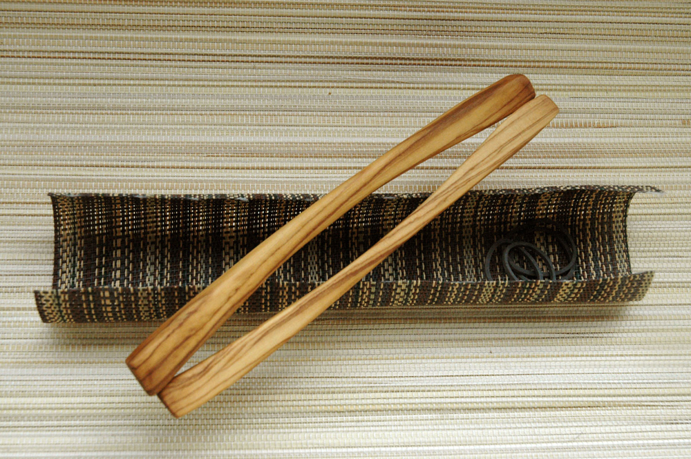 Die Klemmen, die Pferdegummis und die Verpackung der BDSM-Klammern.