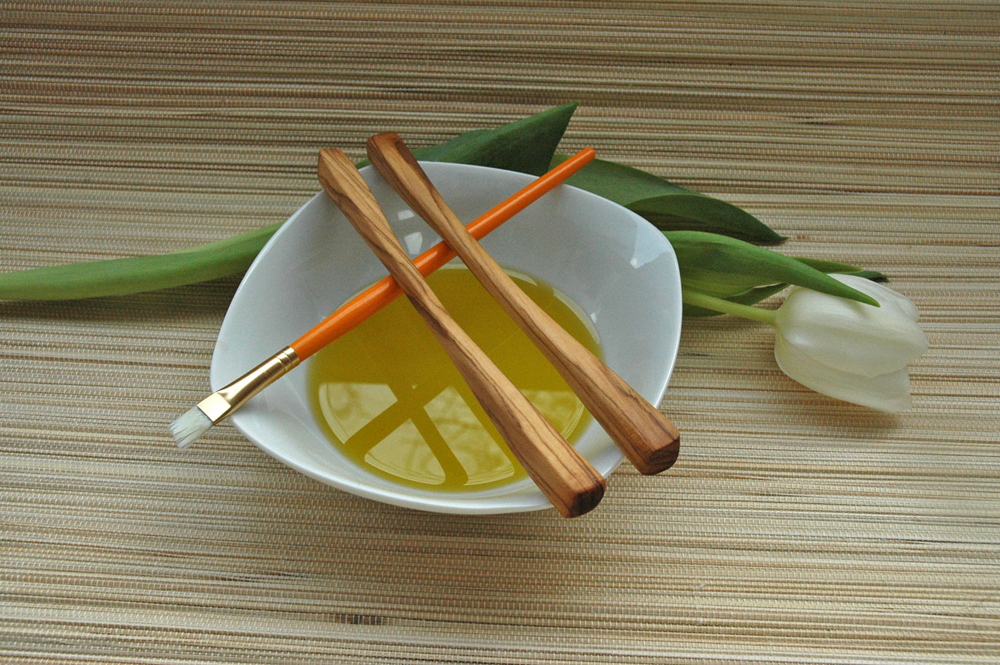 Etwas Olivenöl wird von "Artgerecht" für die Pflege empfohlen.