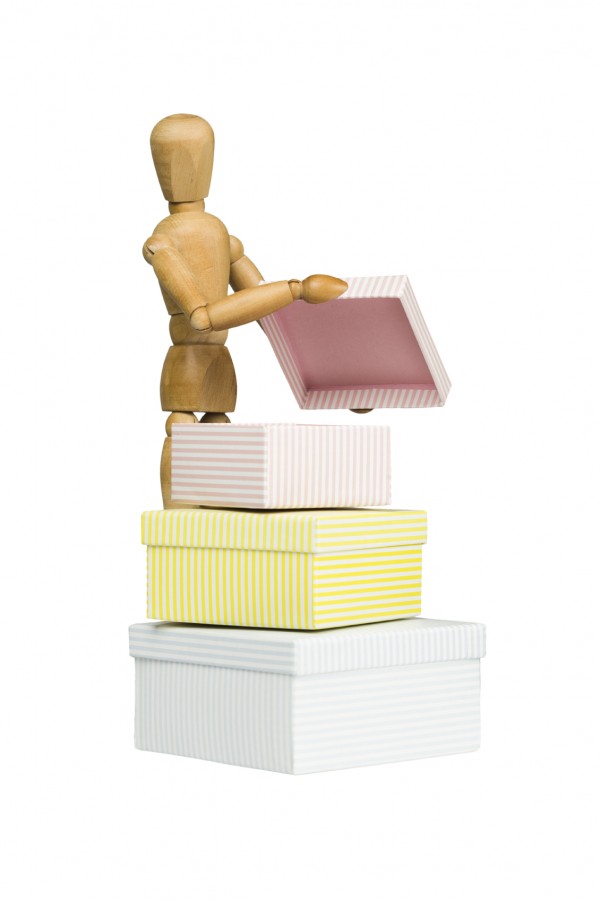 Zum Entlieben sollten Erinnerungen aus dem Blickfeld verschwinden. Ab damit in die Kiste des Vergessens!