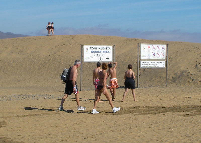 Auf Gran Canaria ist der FKK-Strand ist ausgeschildert.