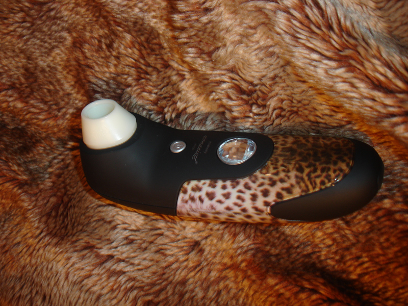 cyrus_lunas Womanizer kommt im schwarzen Leo-Look