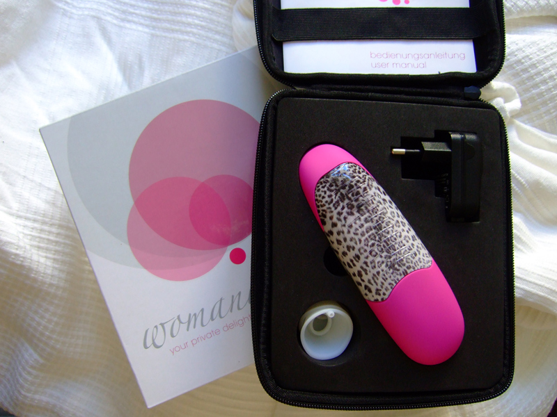 Partenope zeigt, was mit dem Womanizer angeliefert wird.