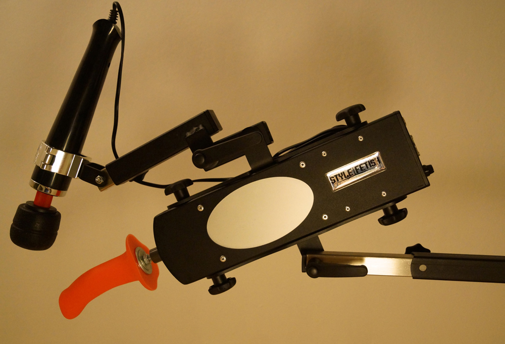 Die Fickmaschine mit der zusätzlich erwerbbaren Magic-Wand-Halterung.