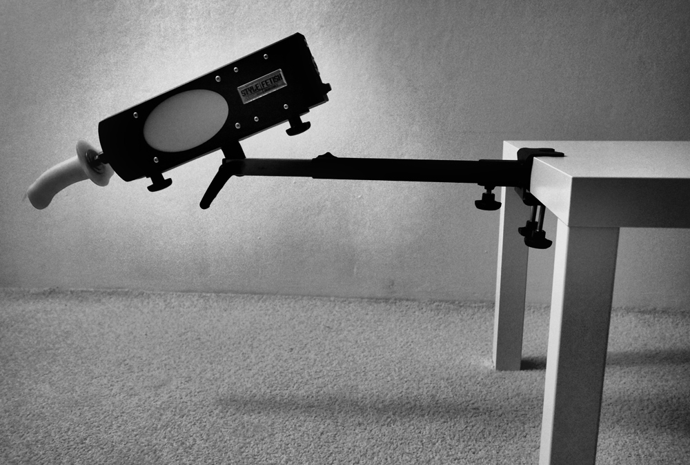 Mit der beiliegenden Halterung kann die Fickmaschine an Betten, Tischen usw. befestigt werden.