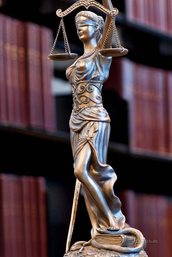 Ertappt beim Büro-Sex: Unter Umständen droht eine Abmahnung.