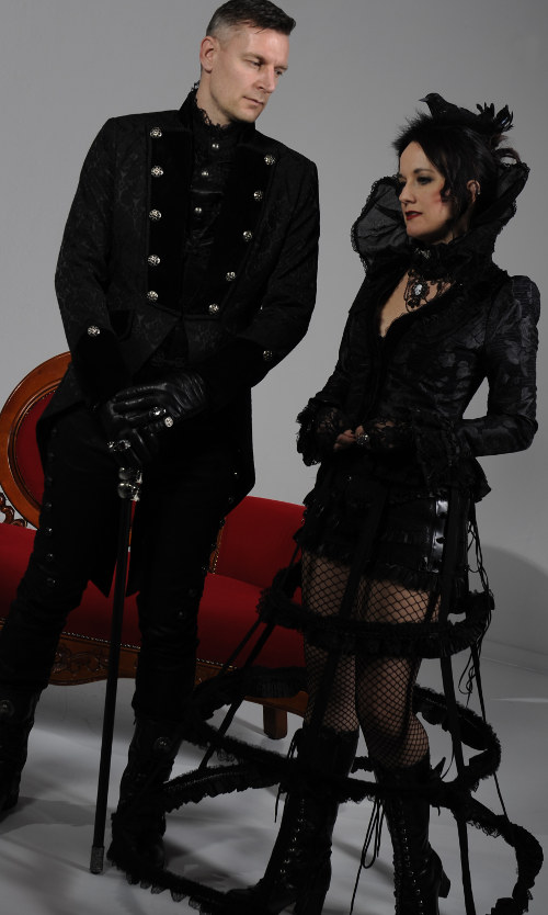 Gothic-Mode wird von der Farbe Schwarz dominiert.