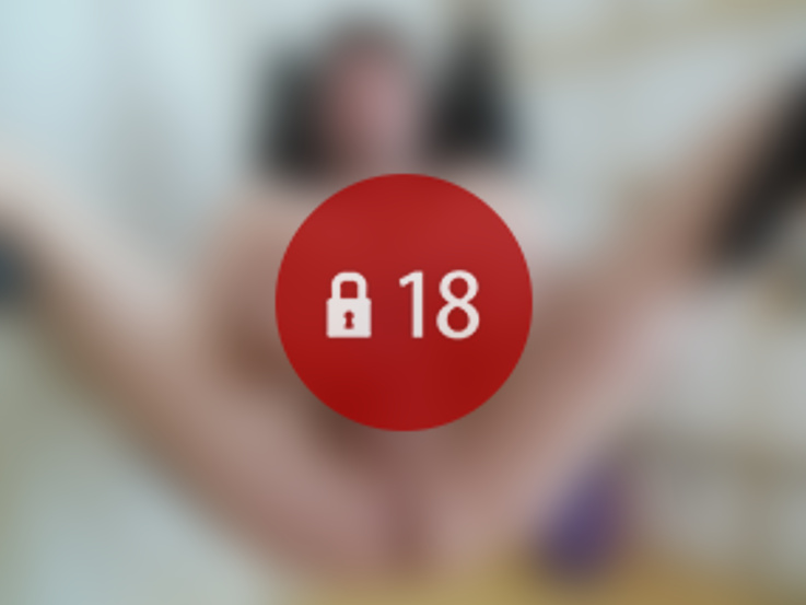 Zum leichteren Einführen nutzt Rolli einen Tropfen AQUAglide. Zur FSK18-Freischaltung