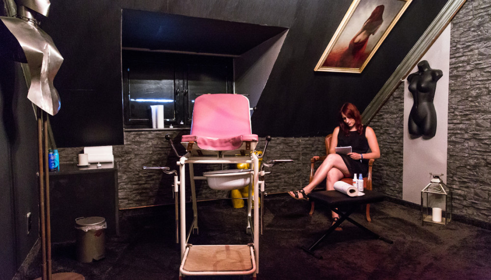 Een van de twee BDSM-kamers met nostalgische gynaecologische stoel, het Andreaskruis en de kooi.
