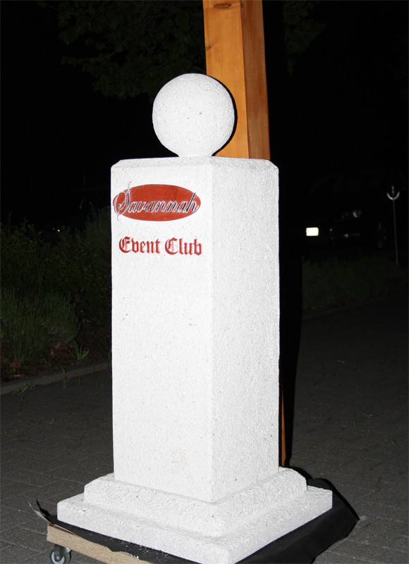 Vaste gasten en vrienden schonken dit monument aan de verjaardag van de club!