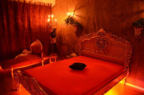 De decadente prinselijke kamer in de Swinger Club.