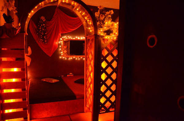 De romantische speeltuin in de swingersclub "Claudia's Dreamlight".