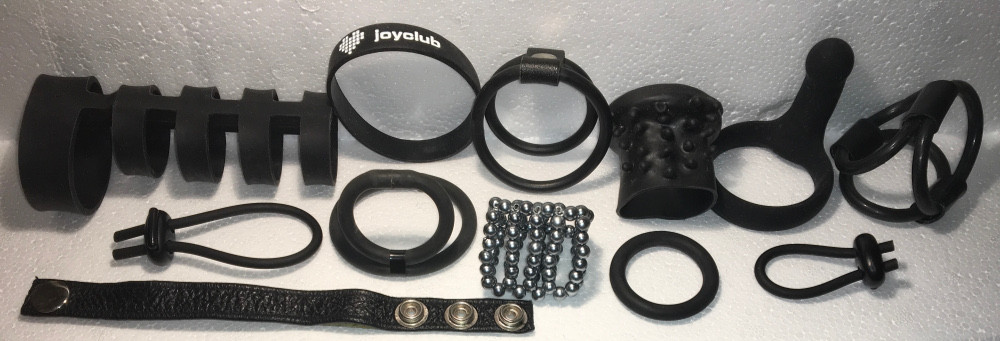 Una selección de anillos flexibles para el pene, anillos de lazo y una correa de cuero ajustable de la colección de Mr_Goldfinger.