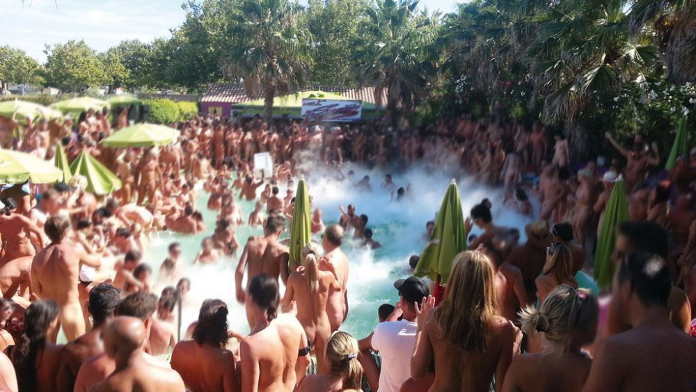 Seks is o.a. bij de zwembaden van Jardin d'Eden en Jardin de Babylone toegestaan.