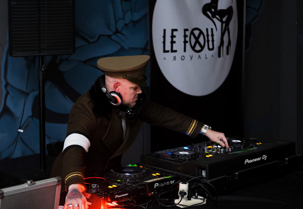 DJ pinchando durante una fiesta “Kinky” de Le Fou Royal.