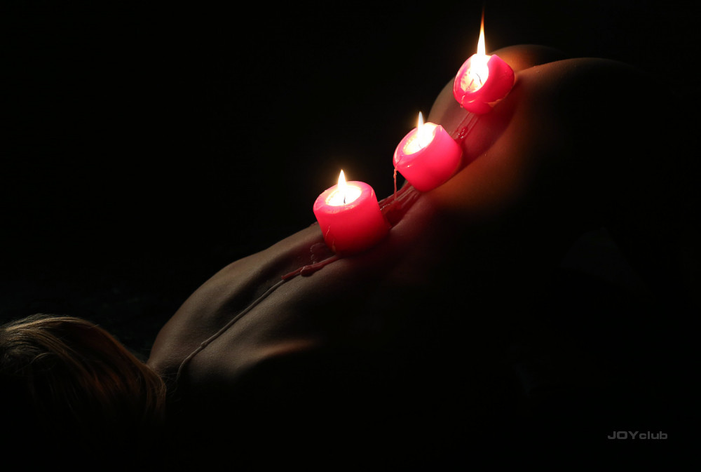 Das Wachsspiel ist eine BDSM-Praktik, bei der flüssiges Kerzenwachs auf den Körper des Partners getropft oder gegossen wird.