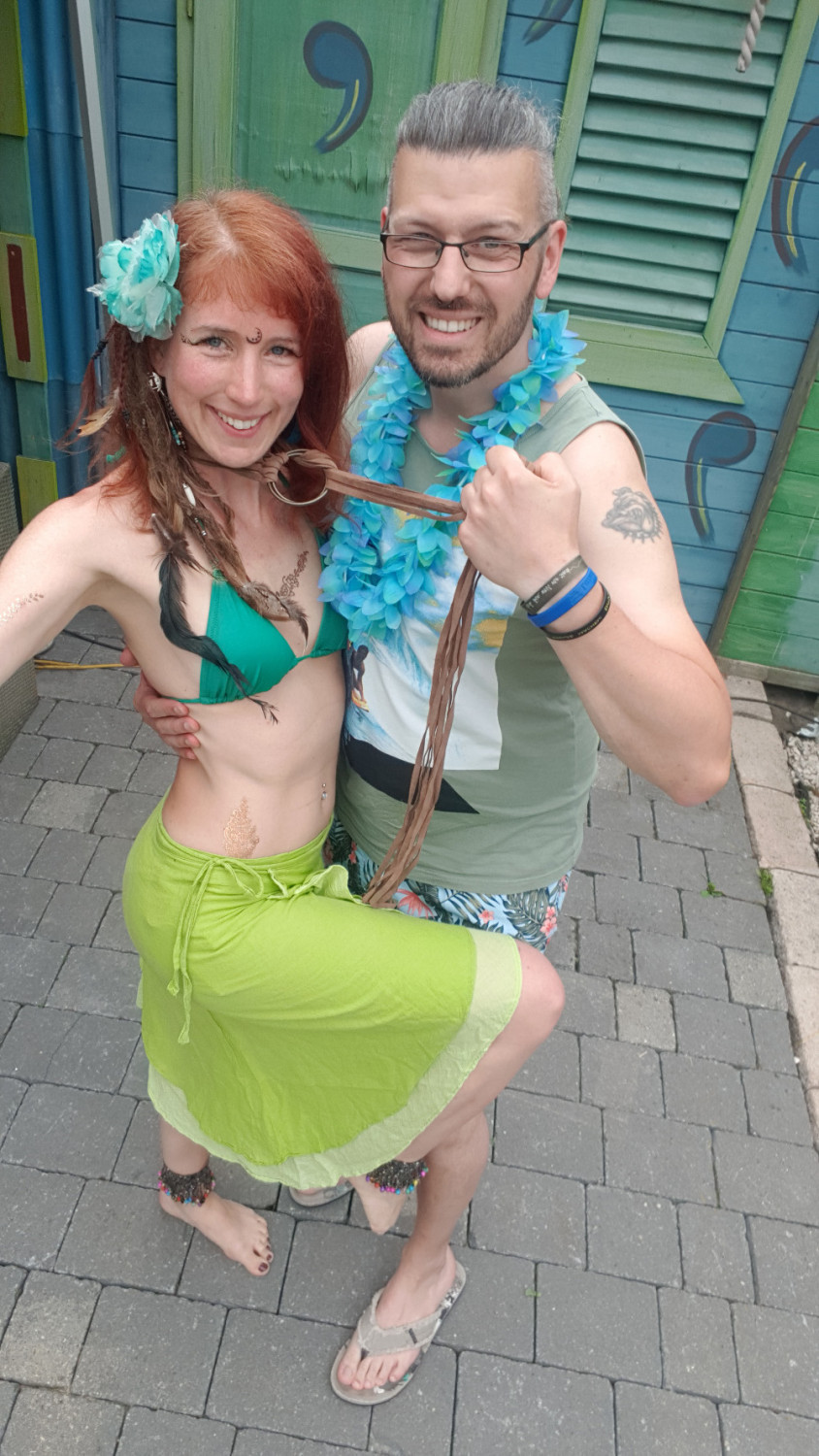 Frivoler Beach-Look passend zum Motto.