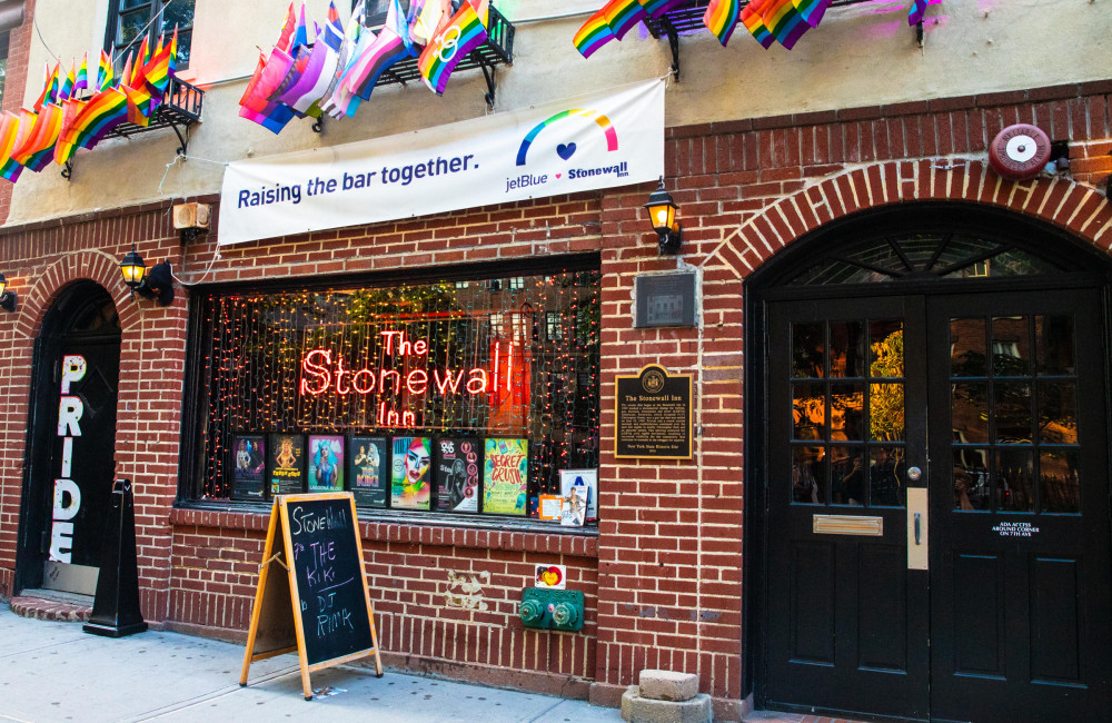 Das Stonewall Inn in New York ist auch heute noch eine beliebte Bar für die LGBTQIA+ Community.