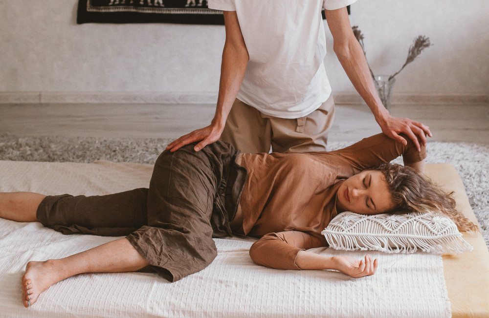 Eine gemeinsame, intensive körperliche Erfahrung kann die Beziehung stärken – tantrische Massagen eignen sich gut für Paare.