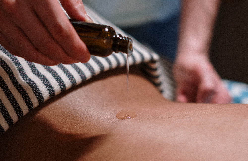 Ein beliebtes Hilfsmittel bei der tantrischen Massage: Wohlriechendes Öl. 