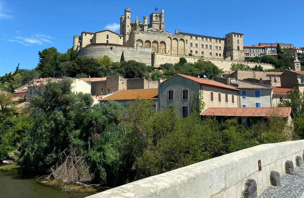 Die nahgelegene Stadt Béziers mit ihrer schönen Altstadt und Kathedrale lohnt einen Besuch.