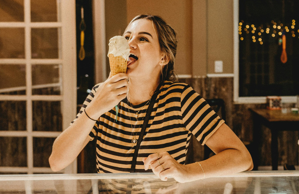 Schlecken erlaubt: Ob Spermien schlucken für dich eklig oder erotisch ist, kannst nur du entscheiden.