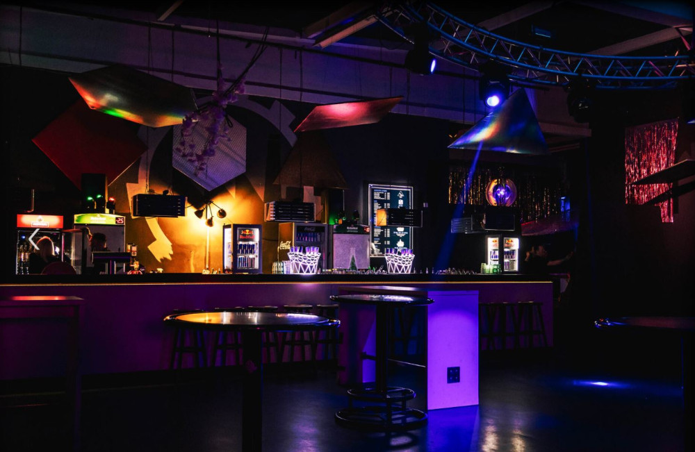 Im Club THE PLACE lassen sich Hemmungen – und Hüllen – leicht abstreifen.