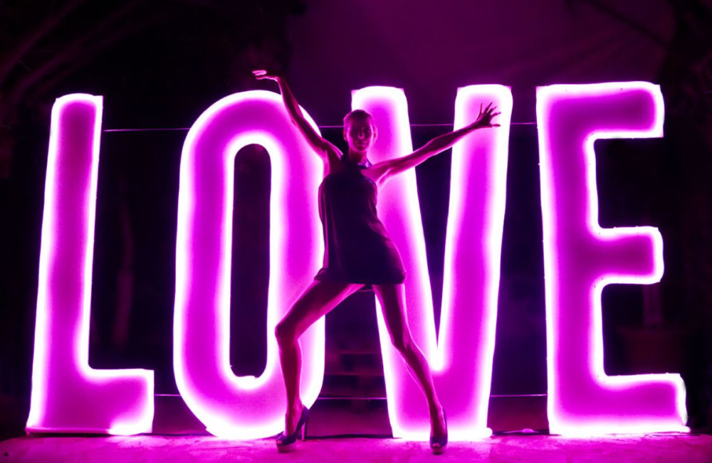 Liebe für den Beat: DJ Giulia Siegel legt im Schloss Milkersdorf auf.