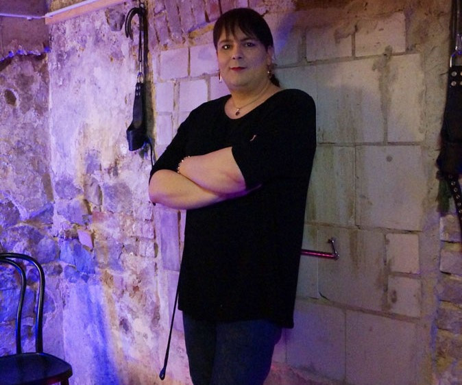 Nina bleibt beim BDSM gerne angezogen.