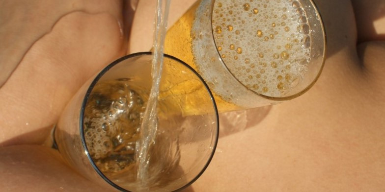 Natursekt – die faszinierende Welt der erotischen Urinspiele
