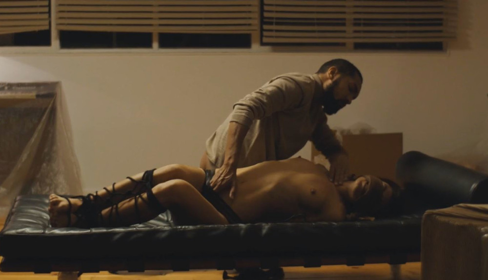 Le maître dans un jeu de rôle BDSM sensuel avec sa subordonnée qui lui est dévouée