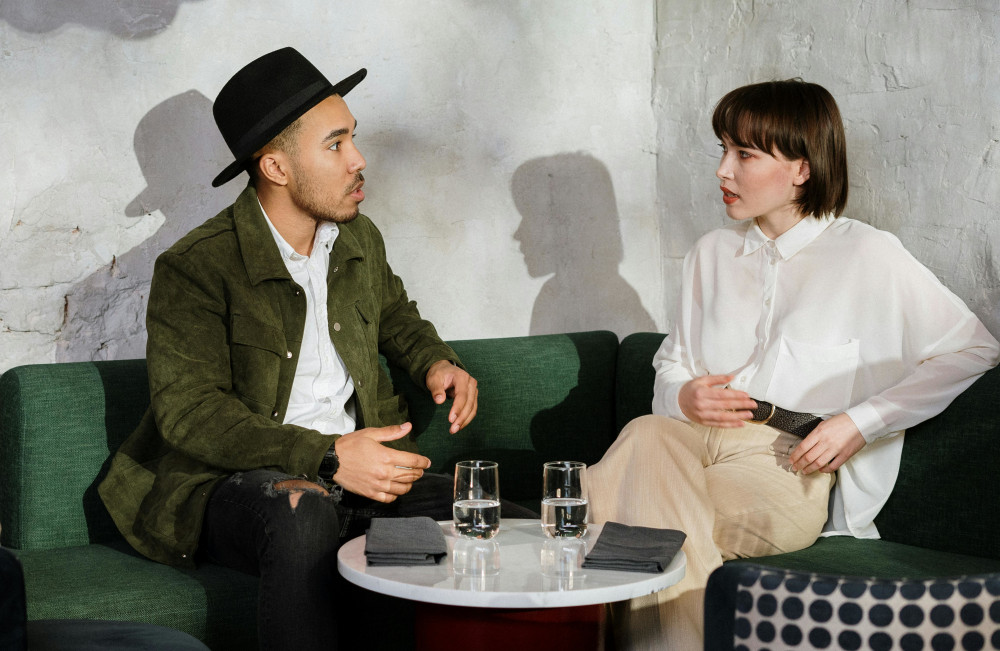 Der beste Weg aus der Situationship: Ein Treffen ausmachen und ehrlich miteinander reden.