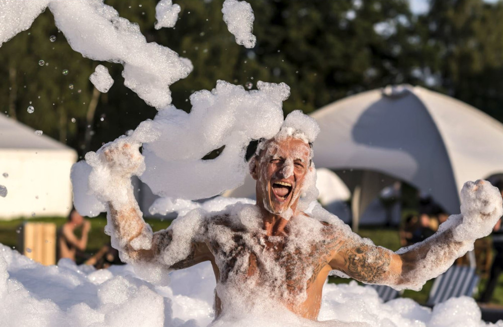 Sprudelnde Ekstase im Schaum: sicher besser als die heimische Badewanne.