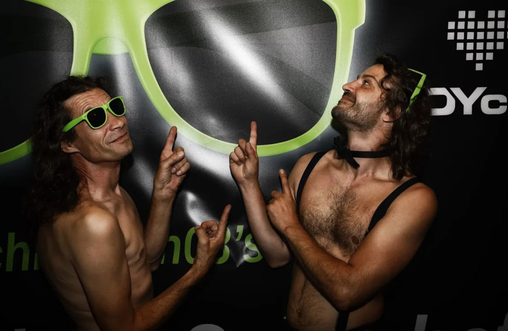 Hier geht's lang: Gastgeber Christoph (links) lädt zum Mitglieder-Festival.