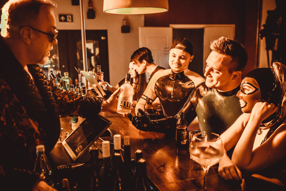 Die Bar als Treffpunkt für Fremde und Freunde