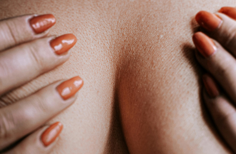 Dekolleté im Fokus: Mit der richtigen Stimulation der Brust kann es im Bett richtig abgehen.